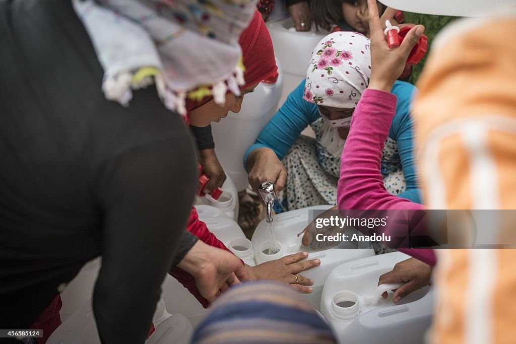 Syrian Kurds fleeing from clashes crossing into Turkey