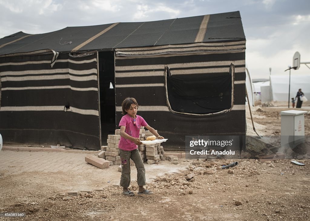 Syrian Kurds fleeing from clashes crossing into Turkey