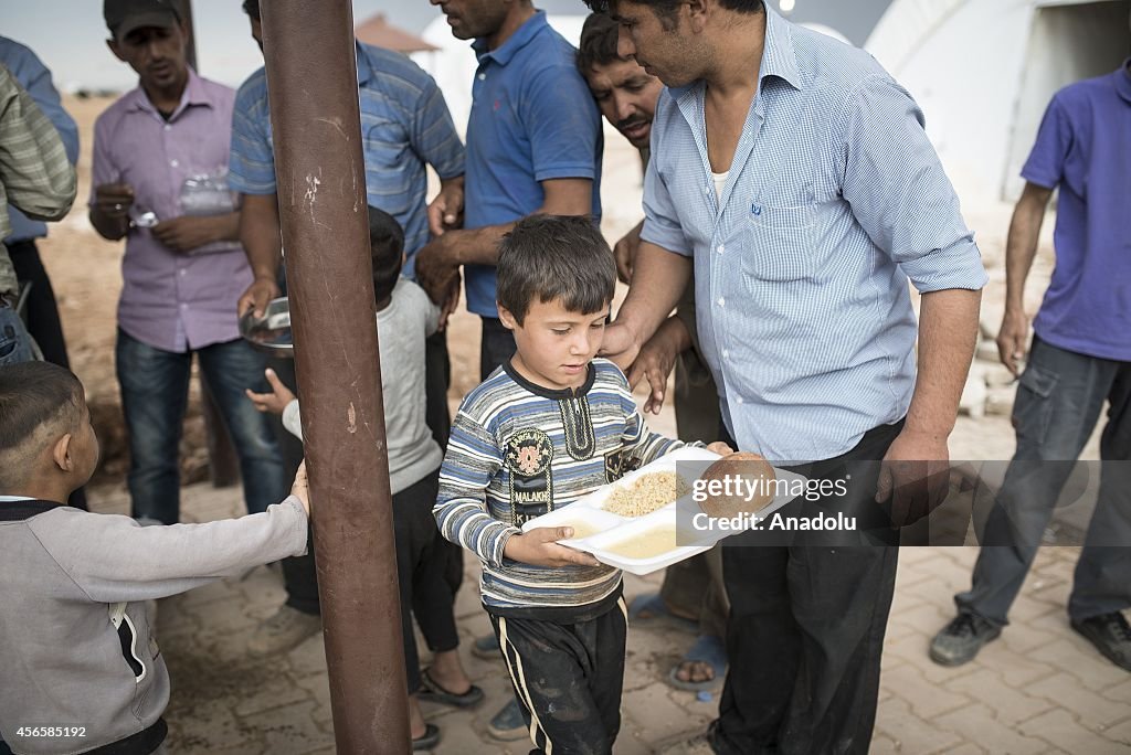 Syrian Kurds fleeing from clashes crossing into Turkey