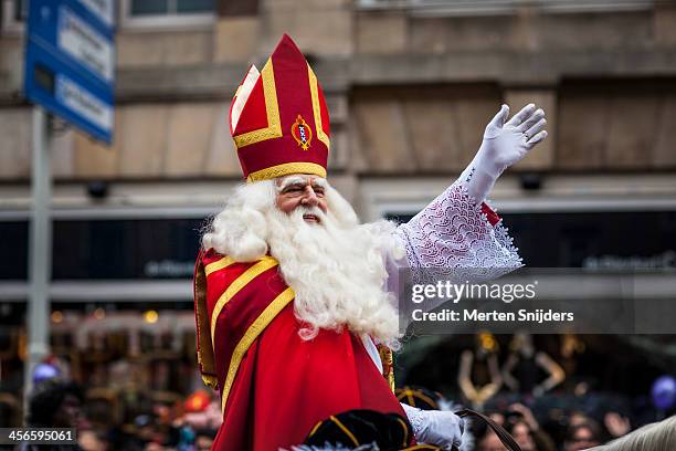 sinterklaas at annual parade - sinterklaas stockfoto's en -beelden
