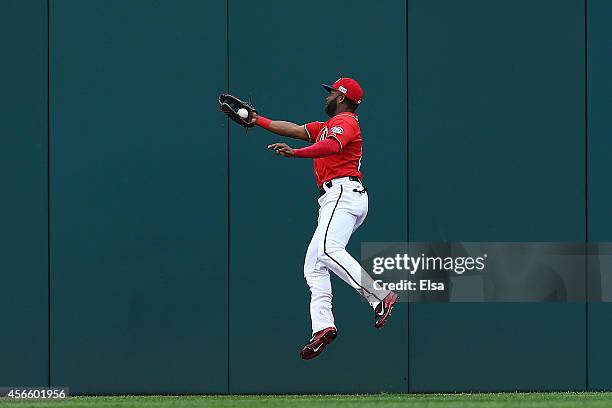 Denard Span of the Washington Nationals catches a fly ball hit by Joe Panik of the San Francisco Giants for the second out of the first inning during...