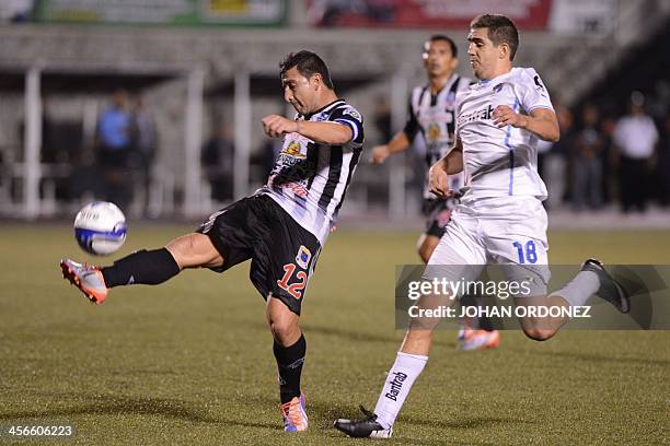 Heredia's Roberth Arias vies for the ball with Comunicacione's Mynor Lopez during the 2013 Aperture Tournament final football match at Cementos...