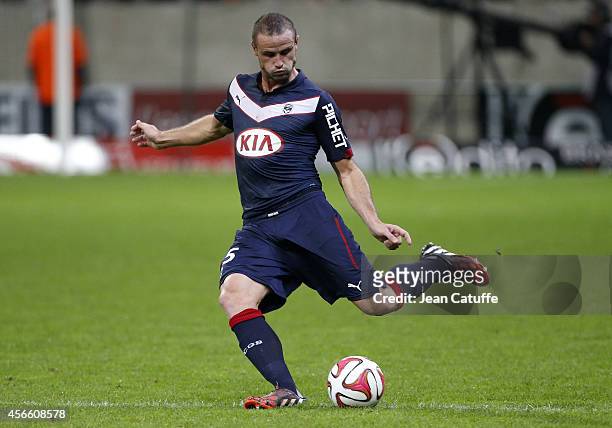 Nicolas Pallois of Bordeaux in action during the French Ligue 1 match between Stade de Reims and FC Girondins de Bordeaux at the Stade Auguste...