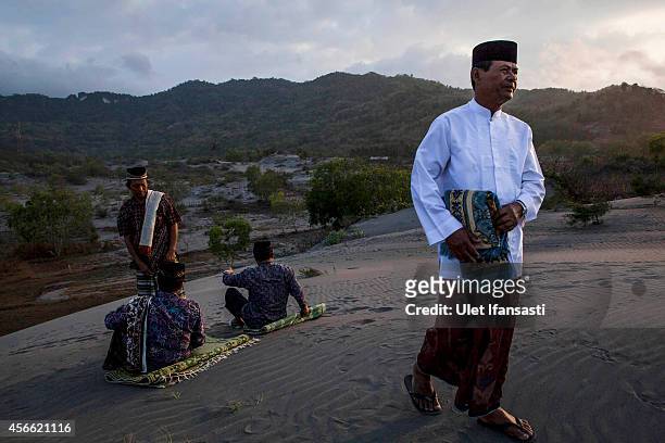 Indonesian muslims walk on 'sea of sands' as they prepare for Eid Al-Adha prayer at Parangkusumo beach on October 4, 2014 in Yogyakarta, Indonesia....