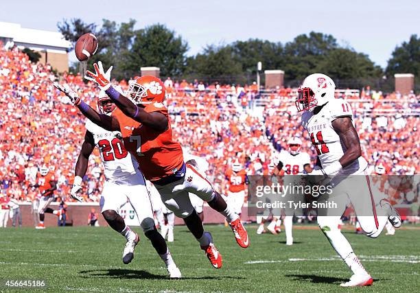 Mike Williams of the Clemson Tigers catches a touchdown during the game against the North Carolina State Wolfpack at Memorial Stadium on October 4,...