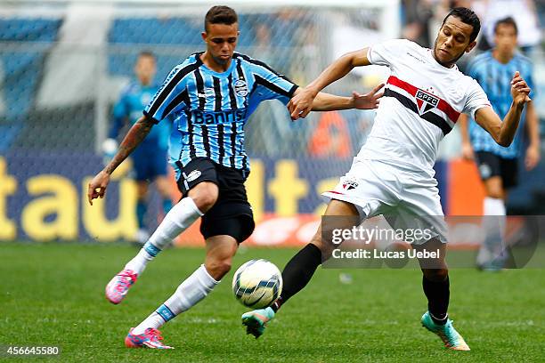 Luan of Gremio battles for the ball against Souza of Sao Paulo during the match Gremio v Sao Paulo as part of Brasileirao Series A 2014, at Arena do...