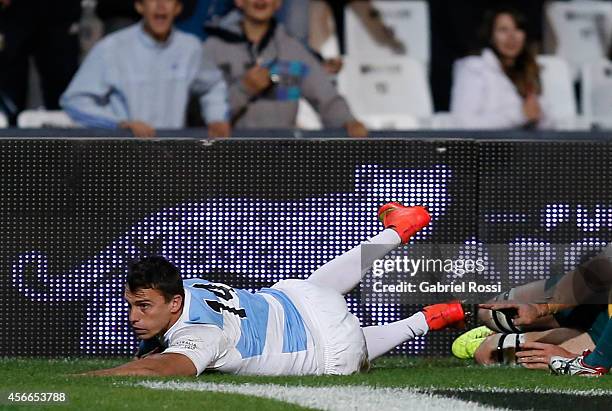 Juan Imhoff of Argentina scores a try during a match between Argentina Los Pumas and Australia Wallabies as part of The Rugby Championship 2014 at...