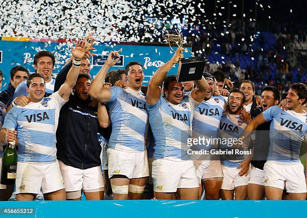 Players of Argentina celebrate with the trophy after winning a match between Argentina Los Pumas and Australia Wallabies as part of The Rugby...