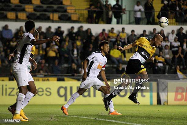 Souza of Criciuma struggles for the ball with Edcarlos of Atletico MG during a match between Criciuma and Atletico MG for the Brazilian Series A 2014...