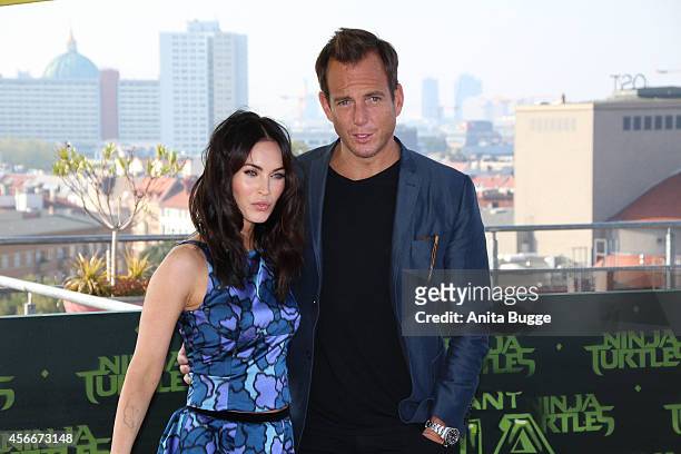 Actress Megan Fox and actor Will Arnett attend the Berlin photocall for the film 'Teenage Mutant Ninja Turtles' on October 5, 2014 in Berlin, Germany.