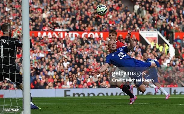 Steven Naismith of Everton scores his team's first goal during the Barclays Premier League match between Manchester United and Everton at Old...