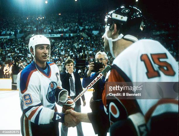 Wayne Gretzky of the Edmonton Oilers shakes hands with Rich Sutter of the Philadelphia Flyers after Game 5 of the 1985 Stanley Cup Finals on May 30,...