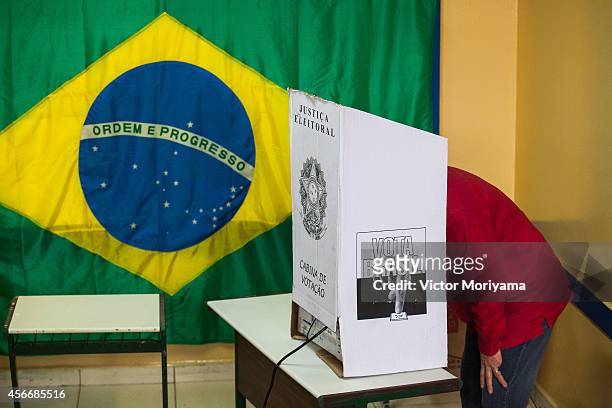 Former Brazil President Luiz Inacio Lula da Silva votes during the first round of elections on October 5, 2014 in Sao Bernardo do Campo, Brazil....
