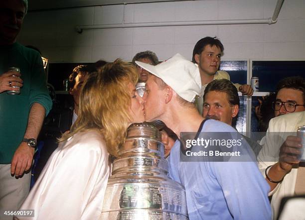 Wayne Gretzky of the Edmonton Oilers and wife Janet Jones celebrate after the Edmonton Oilers defeated the Boston Bruins in Game 5 of the 1988...