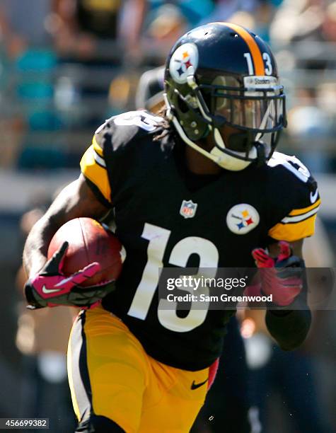 Dri Archer of the Pittsburgh Steelers runs for yardage during the game against the Jacksonville Jaguars at EverBank Field on October 5, 2014 in...