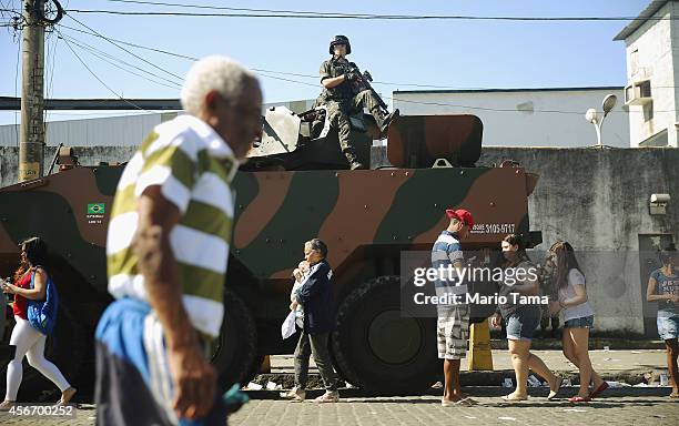 Brazilian soldier keeps watch in the Complexo da Mare favela, or community, on the day of national elections on October 5, 2014 in Rio de Janeiro,...