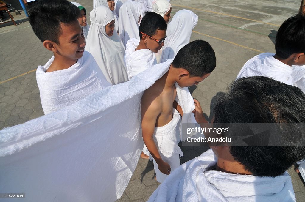 Indonesian students learn how to perform the Hajj procedures during Eid al-Adha