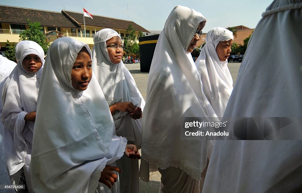 Indonesian students learn how to perform the Hajj procedures during Eid al-Adha