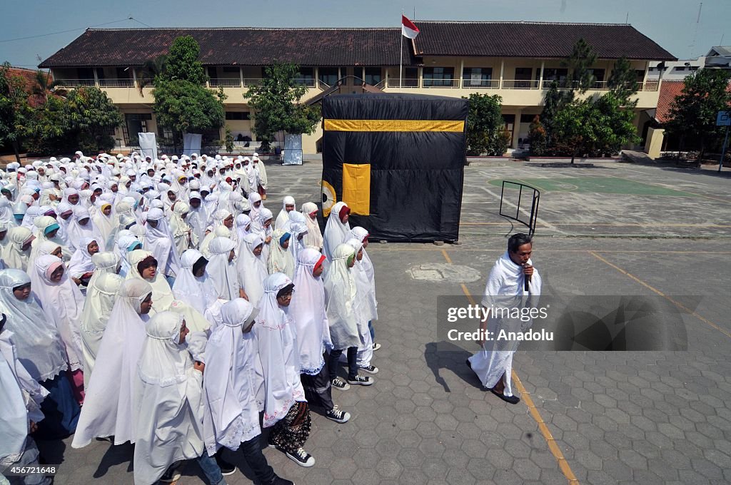 Indonesian students learn how to perform the Hajj procedures during Eid al-Adha