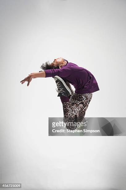 leaping community college dancer - beugen oder biegen stock-fotos und bilder