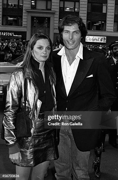 Christopher Reeve and Gae Exton attend the premiere of "Superman II" on June 1, 1981 at the National Theater in New York City.