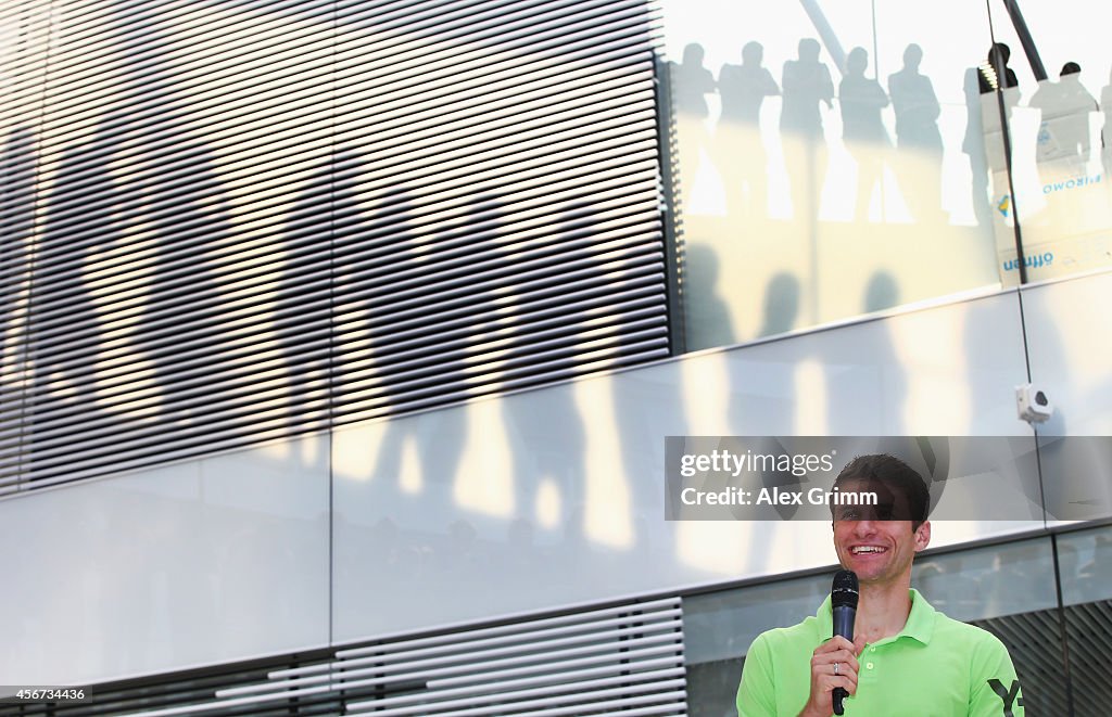 Thomas Mueller visits Adidas HQ