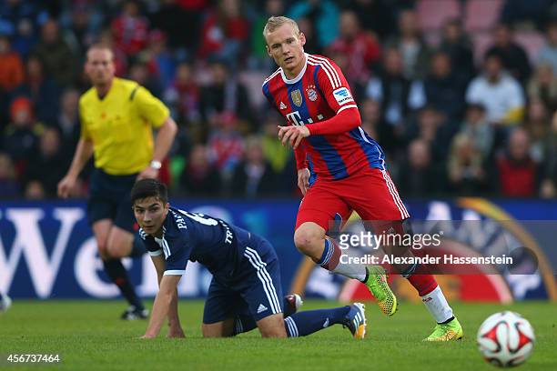 Sebastian Rode of Muenchen battles for the ball with Florian Mayrer of Paulaner Traumelf during the Finale of the Paulaner Cup 2014 between FC Bayern...