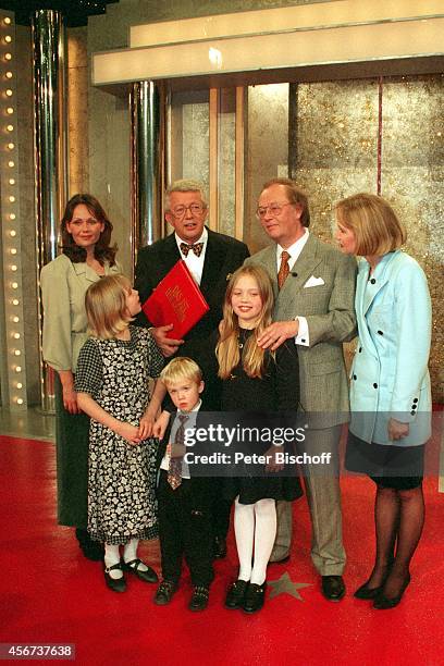 Dieter Thomas Heck mit Rene Kollo , Ehefrau Beatrice , Tochter Nathalie , Florence, Magali und Oliver, 16. Sendung der ZDF-Show "Das ist ihr Leben"...