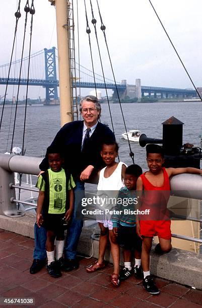 Frank Elstner und einheimische Kinder, ZDF-Show "Die stillen Stars" am in Philadelphia, USA.