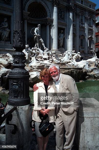 Joachim "Blacky" Fuchsberger, Ehefrau Gundula am vor Trevi-Brunnen in Rom, Italien.
