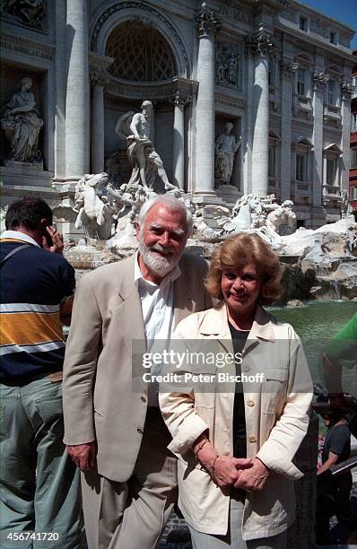 Joachim "Blacky" Fuchsberger, Ehefrau Gundula am vor Trevi-Brunnen in Rom, Italien.