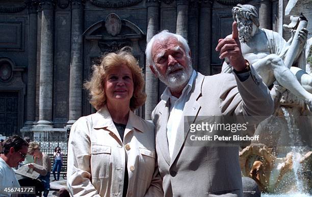 Joachim "Blacky" Fuchsberger, Ehefrau Gundula am vor Trevi-Brunnen in Rom, Italien.