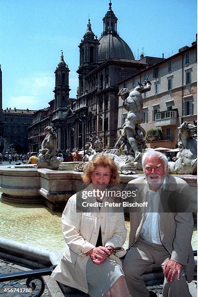 Joachim "Blacky" Fuchsberger, Ehefrau Gundula am vor Trevi-Brunnen in Rom, Italien.