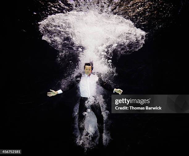 businessman in suit plunging into water - taking the plunge 個照片及圖片檔