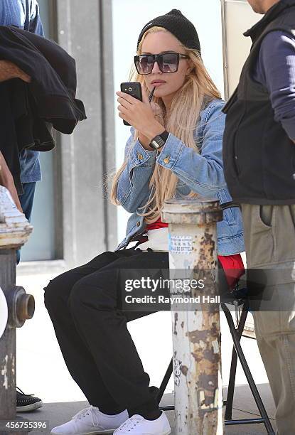 Actress Amanda Bynes is seen doing her make-up outside in Soho on October 6, 2014 in New York City.