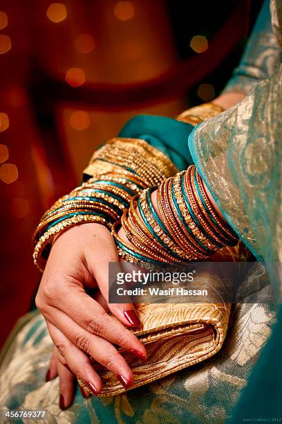 bride hand in wedding day - bangladeshi bride stock pictures, royalty-free photos & images