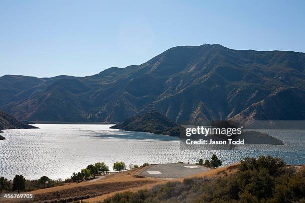 pyramid lake reservoir - castaic lake fotografías e imágenes de stock