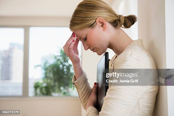 businesswoman with headache - estrés fotografías e imágenes de stock