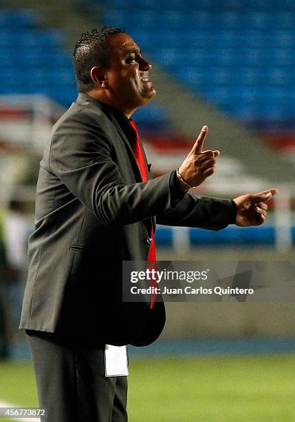 Head coach Jhon Jairo Lopez of America de Calis shouts instructions to his players during a match between America de Cali and Santander as part of...