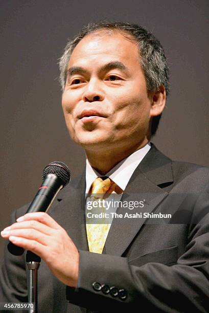 Shuji Nakamura, professor at University of California, Santa Barbara, speaks during a public lecture on October 20, 2006 in Shimorokujo, Fukui, Japan.
