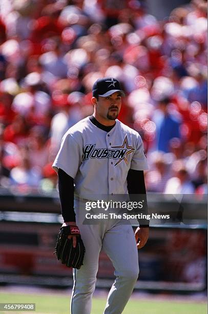 Billy Wagner of the Houston Astros looks on against the St. Louis Cardinals at Busch Stadium on September 19, 1999 in St. Louis, Missouri.