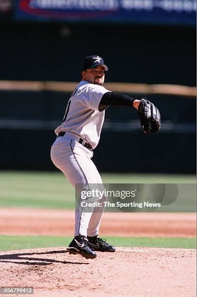 Billy Wagner of the Houston Astros pitches against the St. Louis Cardinals at Busch Stadium on September 19, 1999 in St. Louis, Missouri.