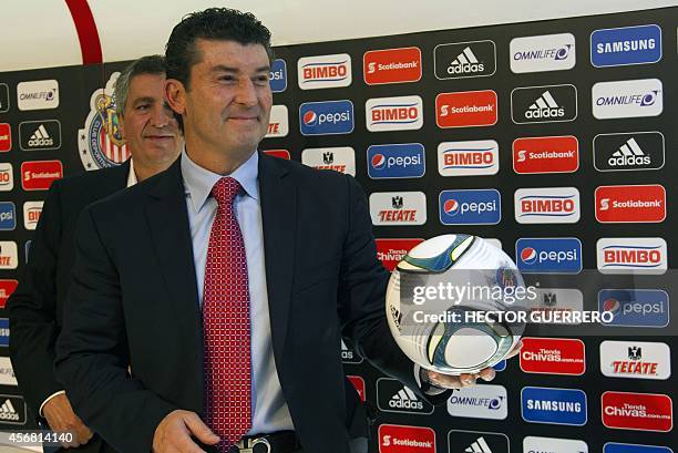 The new coach of Mexico's Chivas of Guadalajara, Jose Manuel de la Torre, poses with the ball during his presentation in Guadalajara, on October 07,...