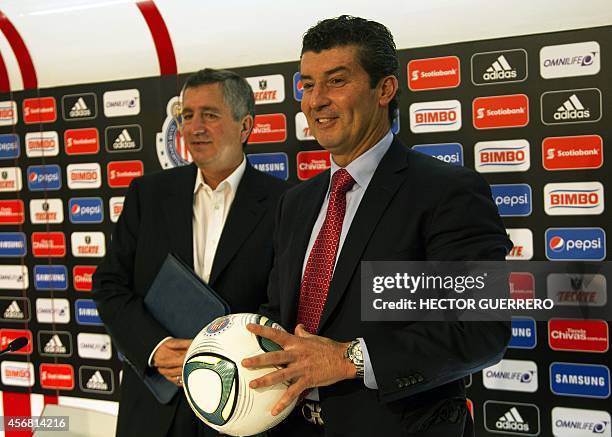 The new coach of Mexico's Chivas of Guadalajara, Jose Manuel de la Torre, poses next to Chivas president Jorge Vergara during his presentation in...