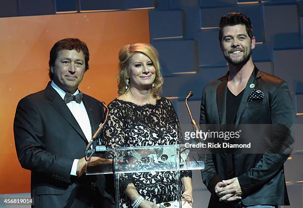 Al Robertson and Lisa Robertson of Duck Dynasty and Jason Crabb present onstage during the 45th Annual Dove Awards at Allen Arena, Lipscomb...