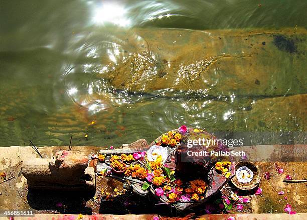 shiva lingam and the nandi bull - shiva lingam stock pictures, royalty-free photos & images