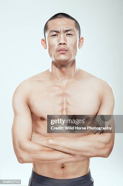 half naked man fearless looking at camera - half shaved hair stockfoto's en -beelden