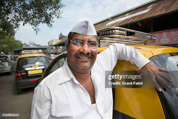 taxi driver. - maharashtra foto e immagini stock