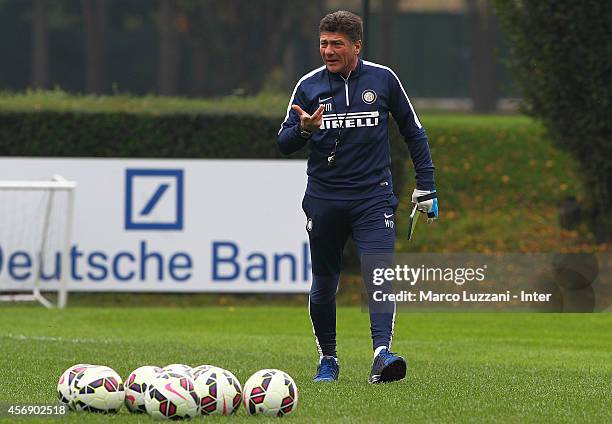 Internazionale Milano coach Walter Mazzarri issues instructions to his players during FC Internazionale training session at the club's training...