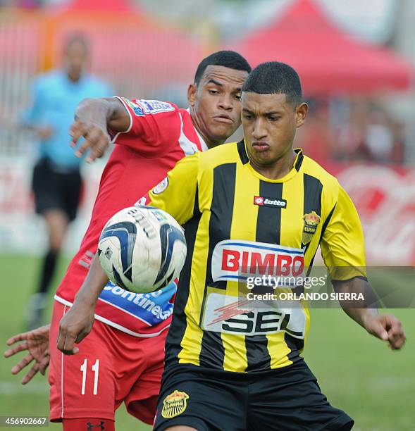 Rony Martinez of Real Sociedad vies for the ball with Brayan Acosta of Real Espana, during the Apertura 2013-14 tournament in Tocoa, Colon...